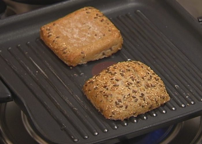 Гренки с баклажанами и моцареллой 