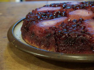 Пирог-перевертыш с грушей, клюквой и имбирем