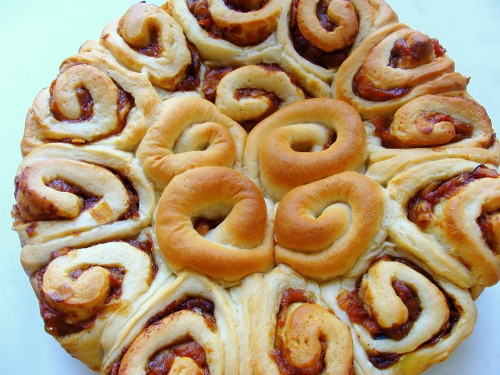 Медовый пирог с карамелизированными яблоками и корицей