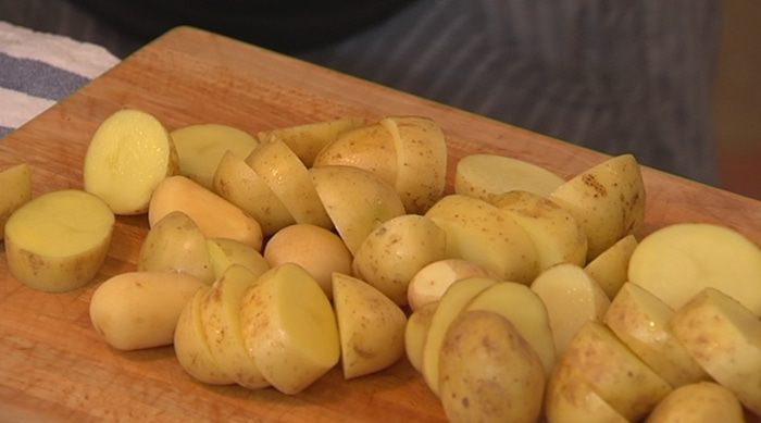 Молодой картофель с хрустящим салатом