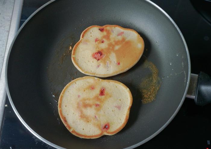 Клубничные оладьи