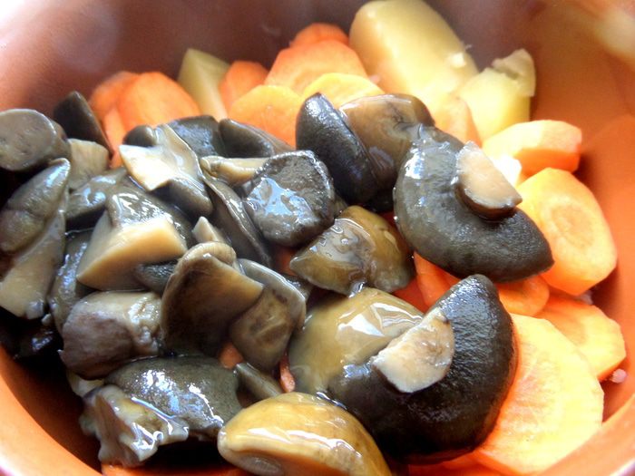 Грибное рагу в горшочках