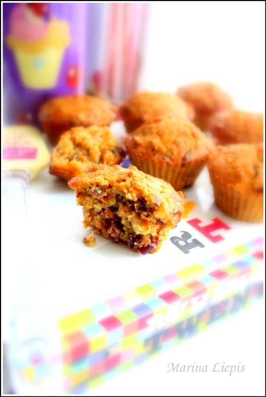 Keксы морковные с клюквой и орехами (на овсяной муке и йогурте)