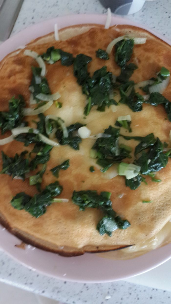 Блинный торт со шпинатом и сыром на завтрак