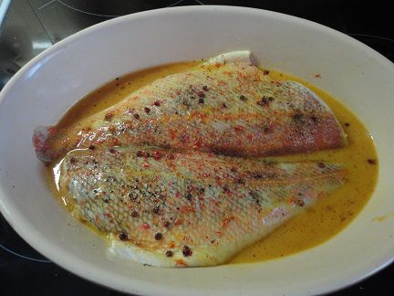 Морской окунь с грибами и пореем