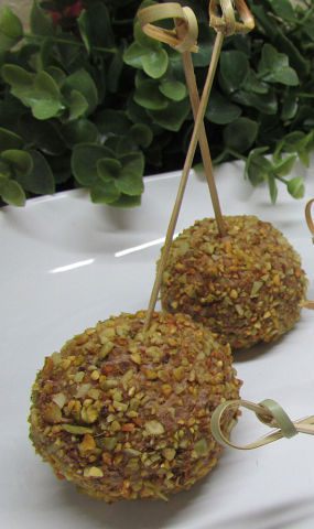 Печеночные шарики с жареным луком в фисташках