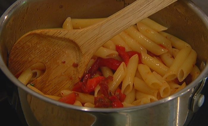 Теплый салат с курицей, макаронами и сладким перцем 