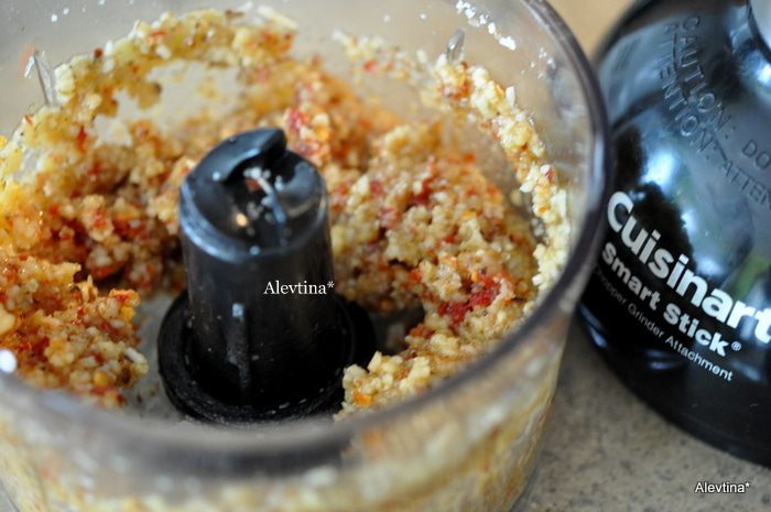 Мясные рулеты с орехами и вялеными помидорами