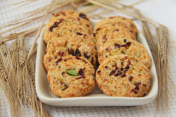 Сырное печенье с клюквой и фисташками