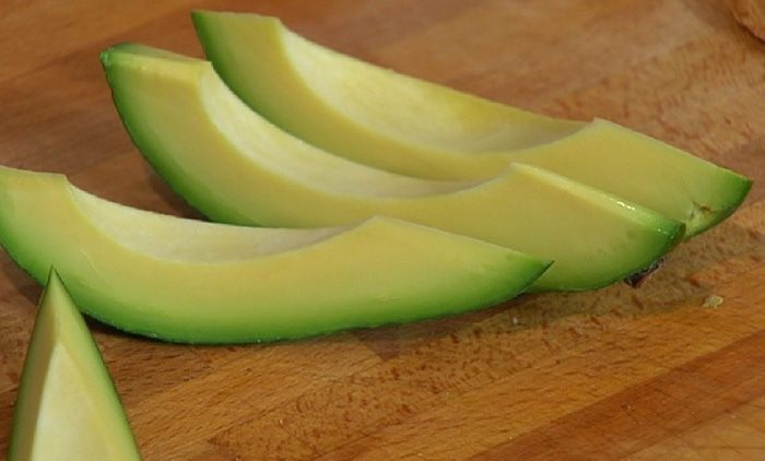 Сэндвич с яйцом, семгой и авокадо 