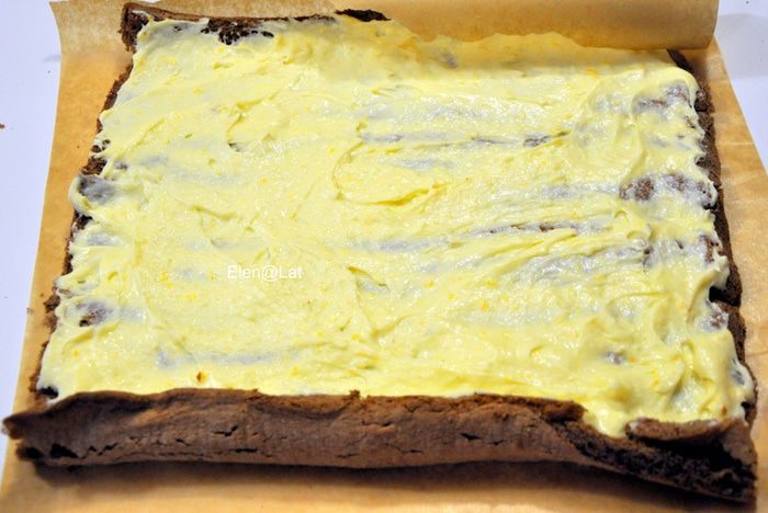 Шоколадный рулет с ванильно-апельсиновым пудингом и кокосом