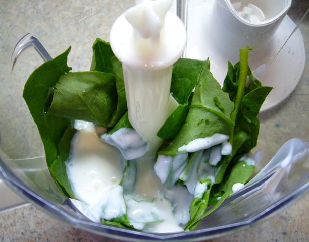 Канапе из блинчиков с сосисками и помидорками черри