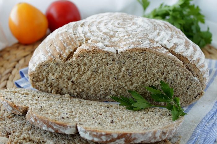 Хлеб с цельнозерновой мукой и семенами льна