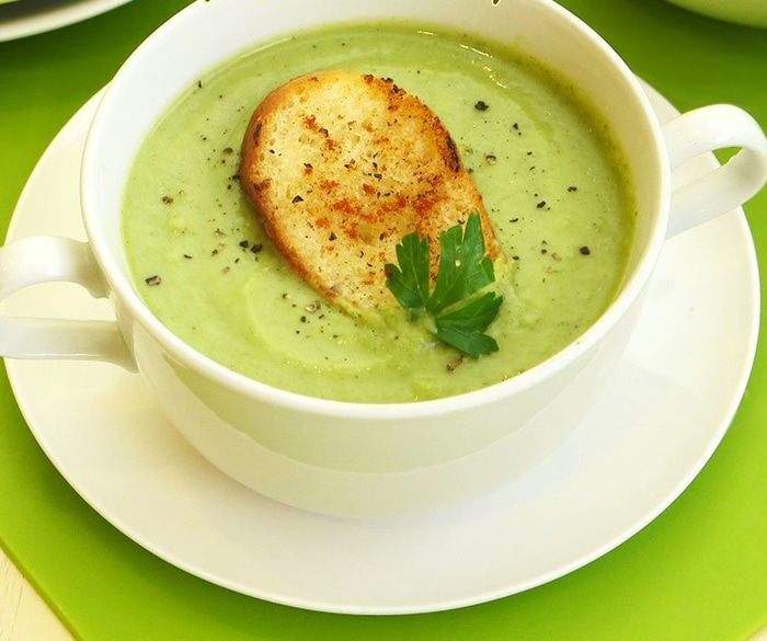 Суп-пюре из брокколи с гренками