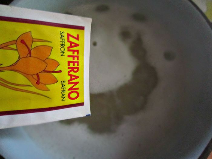 Медальоны в беконе с соусом из каперсов и пастой рисони