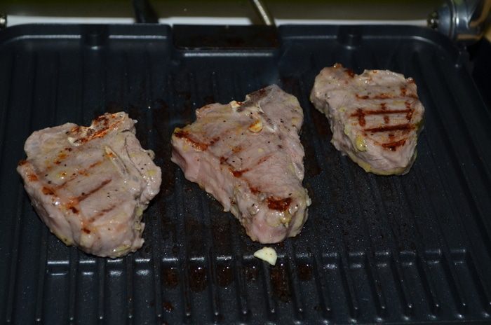 Молодой барашек с анчоусами, чесноком и лимоном