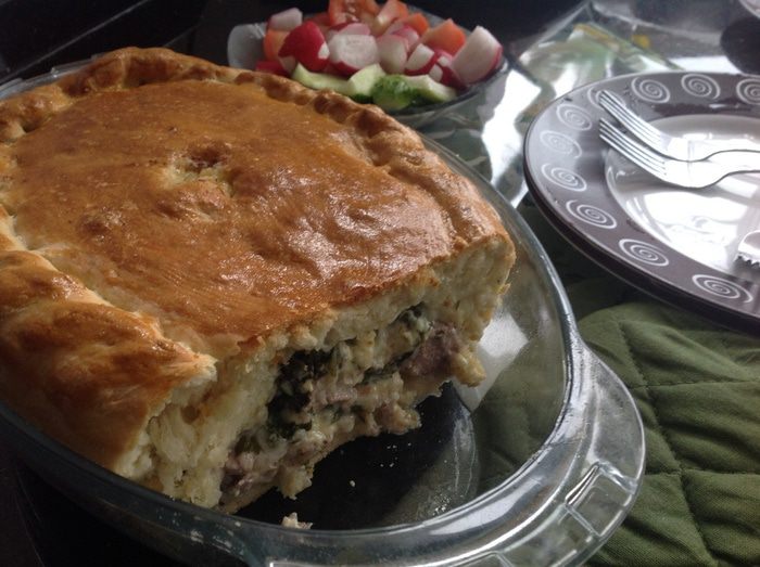 Пирог со свининой, щавелем и сыром