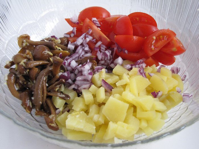 Салат с опятами, овощами и кедровыми орешками