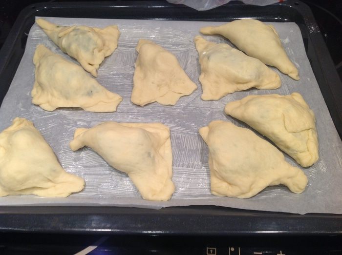 Слойки с щавелем, сыром и яйцом