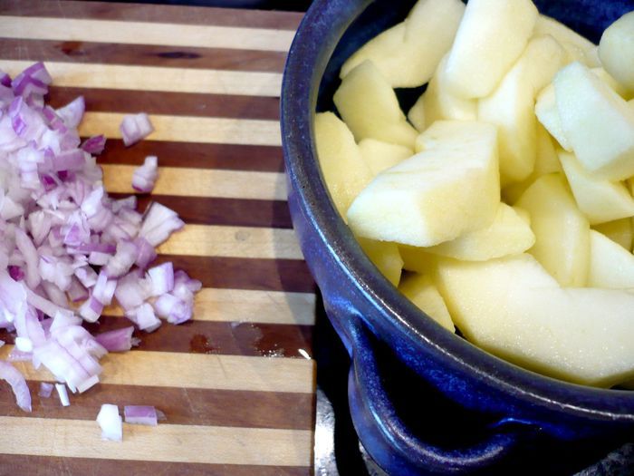 Пошированное филе ягненка под яблочно-карамельным соусом