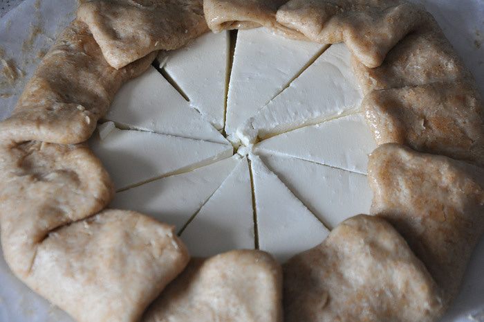 Цельнозерновая галета с фетой и помидорами