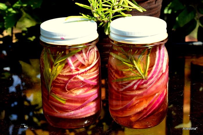 Розовый маринованный лук