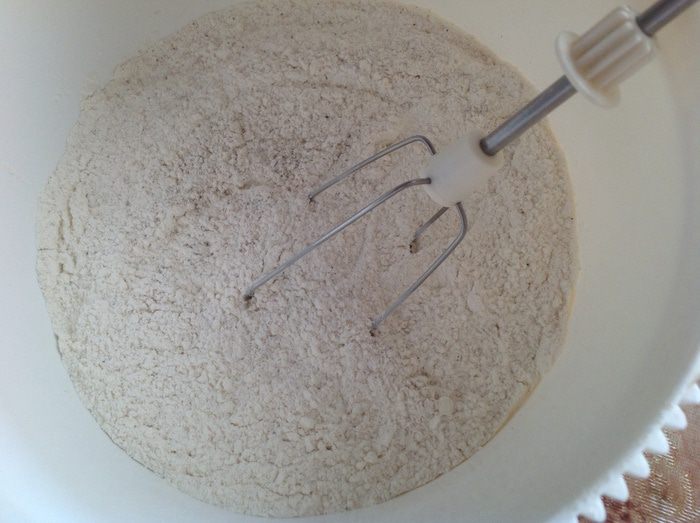 Кофейный кекс с черникой, ежевикой и кардамоном