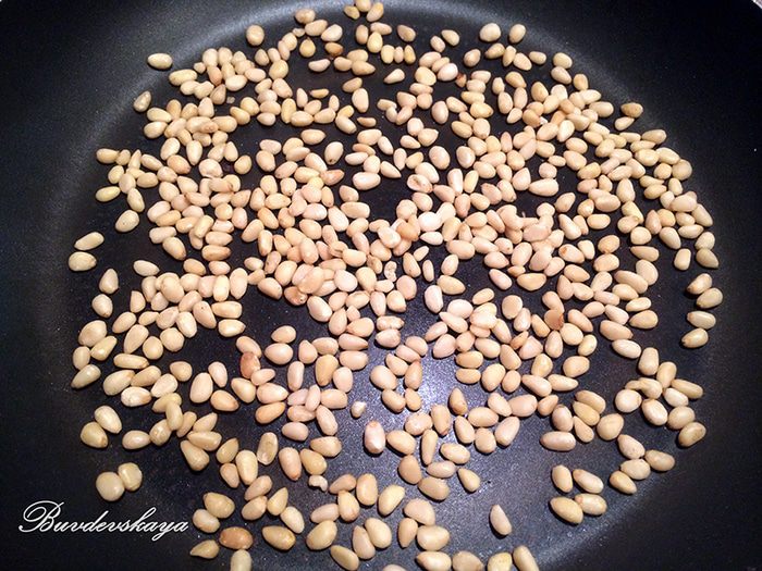 Клубничный джем с базиликом и кедровыми орешками