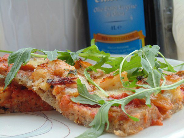 Пицца на гречневой муке с острыми креветками и руколой