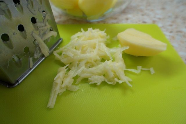 Картофельная пицца с грибами и маслинами