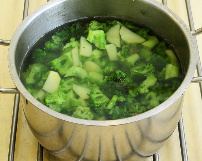 Суп-пюре из брокколи с гренками