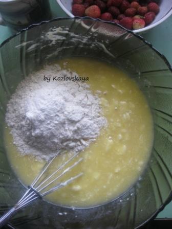 Сметанный пирог с клубникой