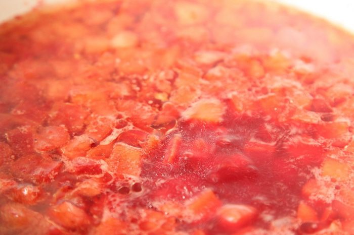 Суп-пюре из свеклы с яблоками и крем-сыром