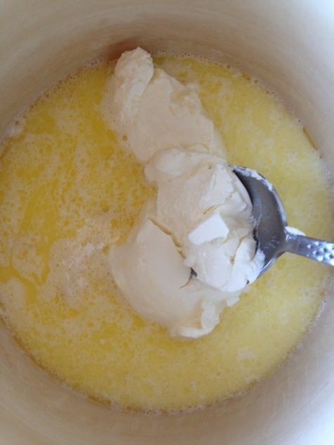 Кальмары, фаршированные морепродуктами, под сливочным соусом 