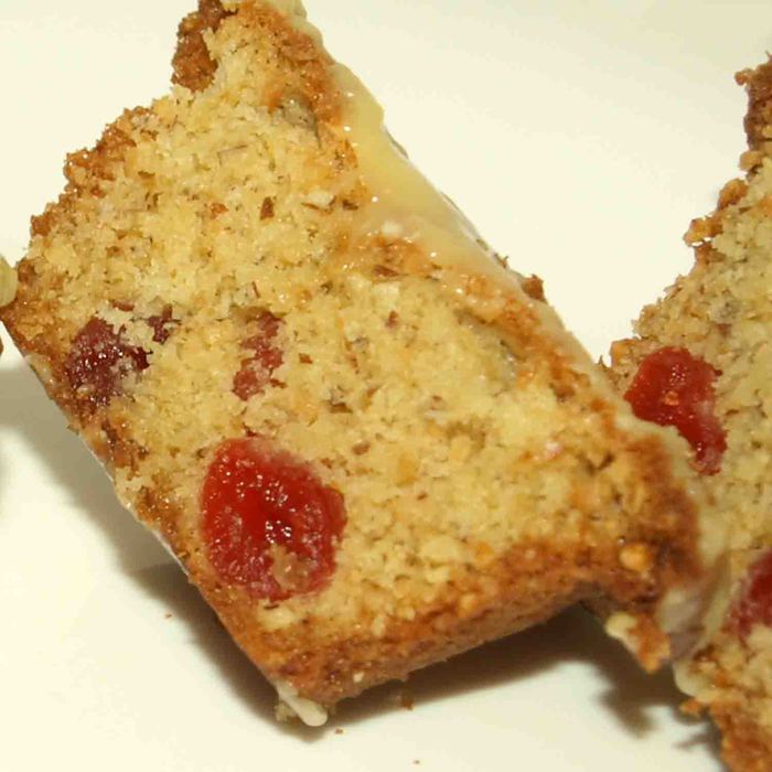 Кекс с сушеной вишней и ганашем из белого шоколада