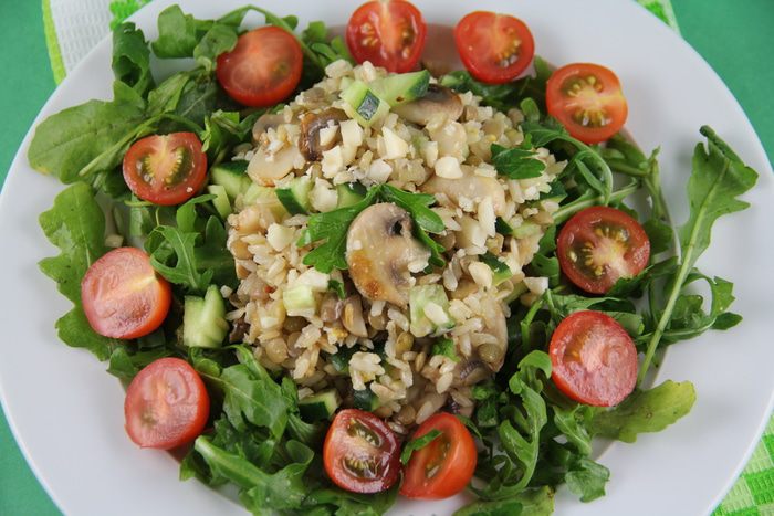 Салат из коричневого риса с шампиньонами и чечевицей