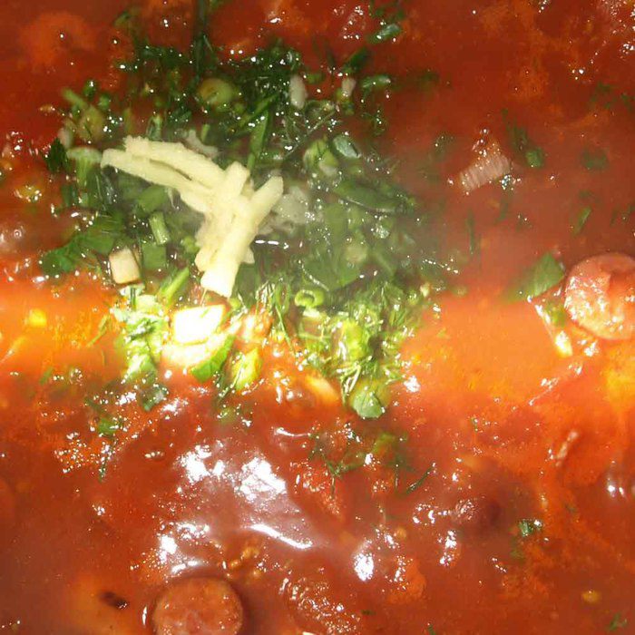 Томатный суп с охотничьими колбасками и беконом