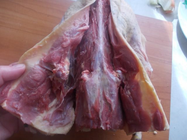 Рулет из утки с финиками и орехами