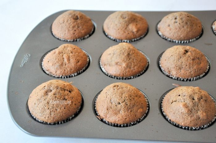 Шоколадные капкейки с грецким орехом с кусочками шоколада