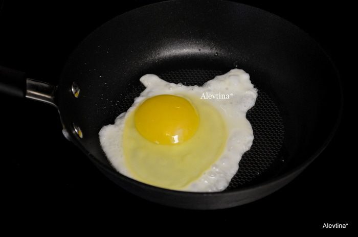 Быстрый завтрак с авокадо и яйцом