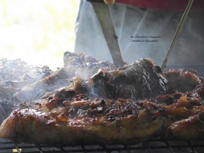 Свиные ребра в медовом маринаде на углях