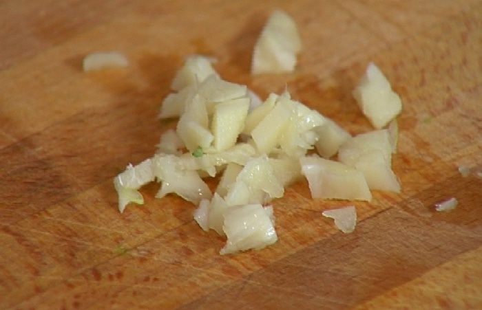 Рисовый салат с морскими водорослями и яйцами 