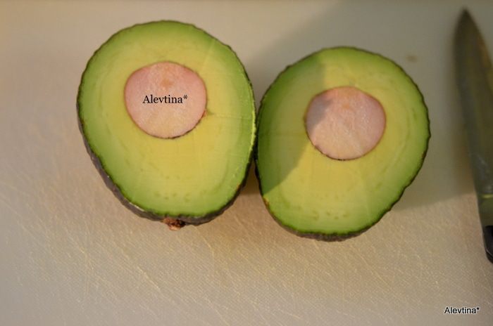 Авокадо с тунцом и каперсами