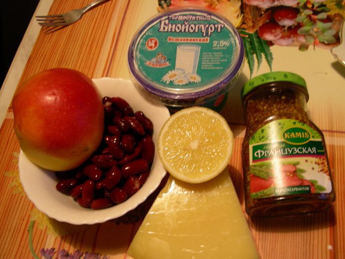 Легкий салат с фасолью, яблоками и сыром