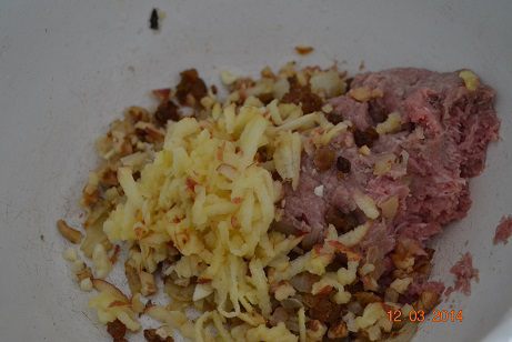 Мясной пирог с изюмом, яблоком и орехами