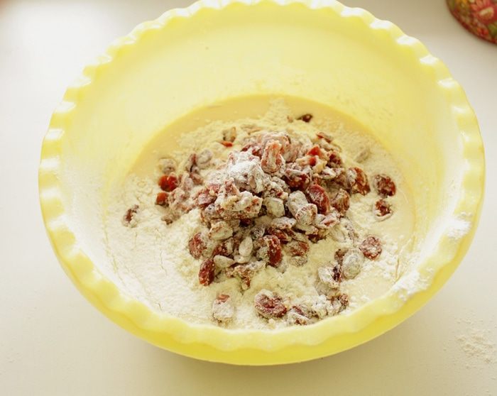 Кулич творожный с вяленой клюквой