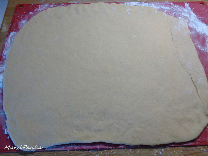Булочки-улитки с изюмом и корицей