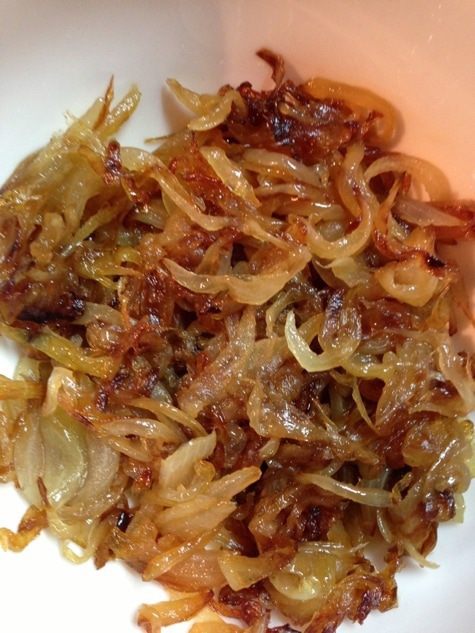 Пироги с грушей-пашот, карамелизированным луком и голубым сыром