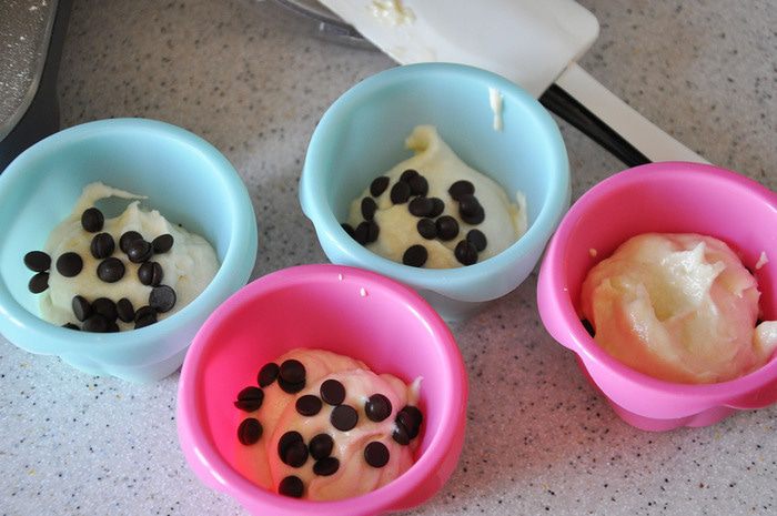 Йогуртовые кексы с вишней и шоколадом