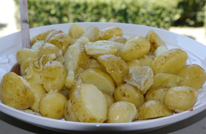 Молодой картофель с хрустящим салатом